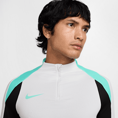 Nike StrikeDri-FIT-Fußball-Drill-Herrenoberteil mit Halbreißverschluss Kauf eins, bekomm eins gratis